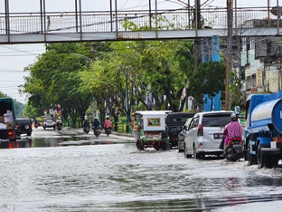 Banjir merendam Jalan Sultan Syarif Kasim Dumai (foto/bam)